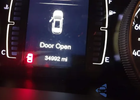 2018 Jeep Cherokee Latitude 4X4 z USA, uszkodzony, nr VIN 1C4PJMCB2JD506276